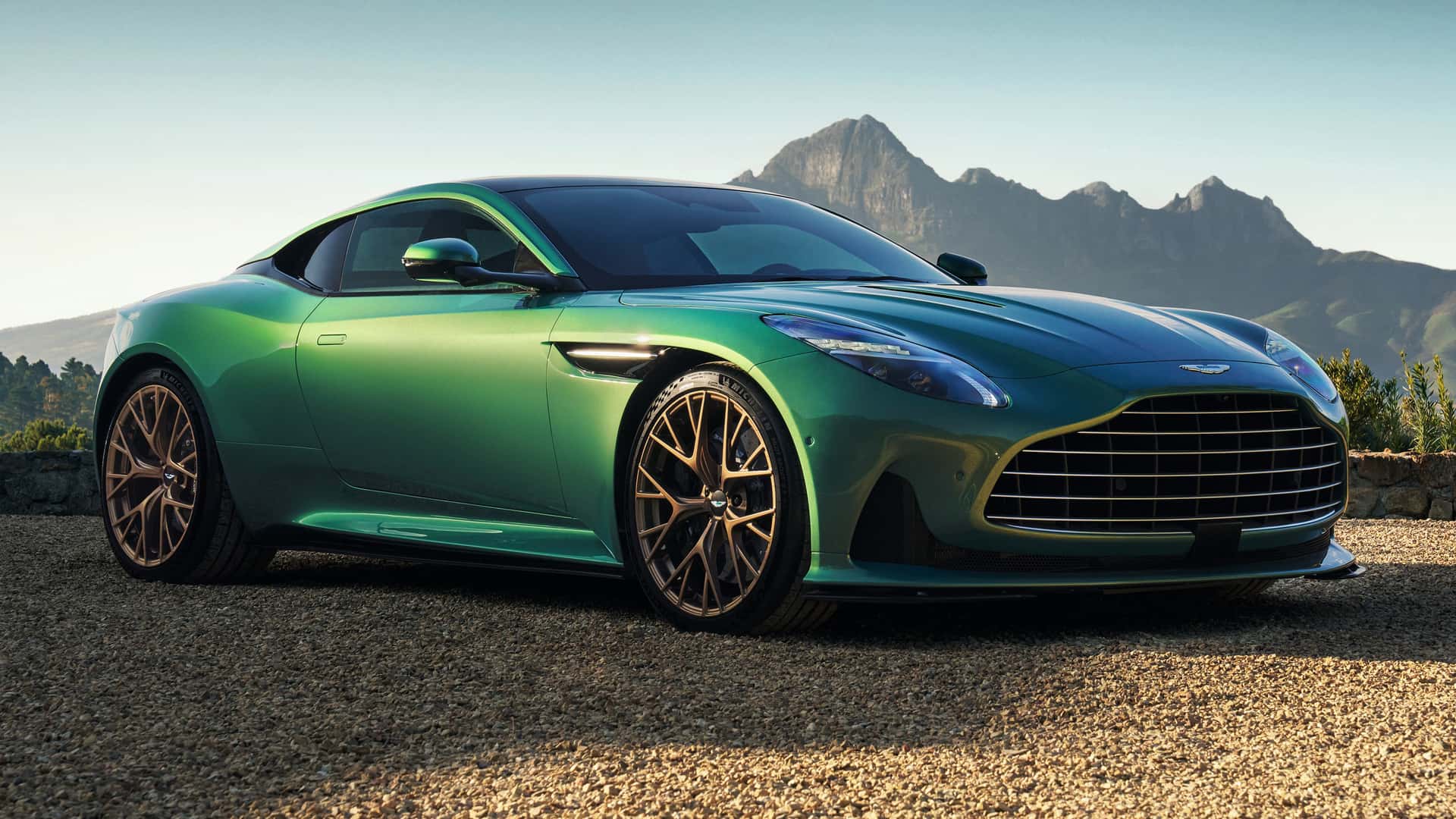 Aston Martin DB12 : Comment la nouvelle reine du bitume surpasse la DB11